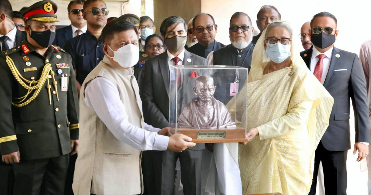 প্রধানমন্ত্রী শেখ হাসিনা মঙ্গলবার (৬ সেপ্টেম্বর, ২০২২) রাজঘাটে মহাত্মা গান্ধীর সমাধিসৌধে পুষ্পস্তবক অর্পন করেন। পুষ্পস্তবক অর্পন শেষে সমাধিসৌধের সচিব প্রধানমন্ত্রীকে মহাত্মাগান্ধীর ভাস্কর্য ও বই উপহার দেন।