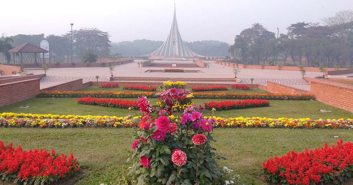 শীতের স্নিগ্ধ সকালে জাতীয় স্মৃতিসৌধের অপরূপ দৃশ্য