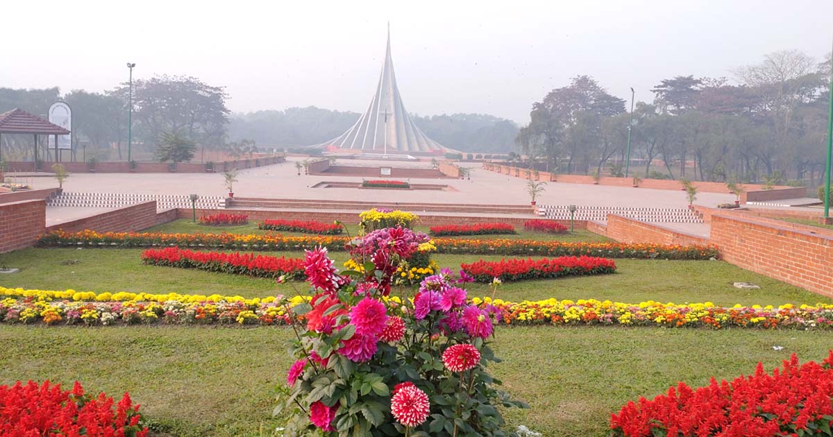 শীতের স্নিগ্ধ সকালে জাতীয় স্মৃতিসৌধের অপরূপ দৃশ্য