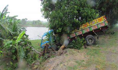 গুরুদাসপুরে ট্রাক নিয়ন্ত্রণ হারিয়ে গাছে, চালক নিহত