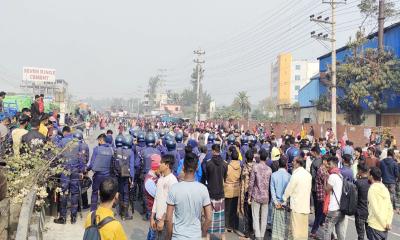 বাসচাপায় নিরাপত্তা প্রহরী নিহত, সড়ক অবরোধ-যানবাহন ভাংচুর