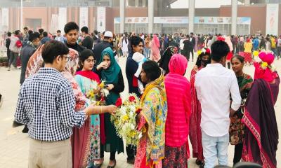 ছুটির দিনে জনসমাগম আর অফারে উৎসবমুখর বাণিজ্যমেলা