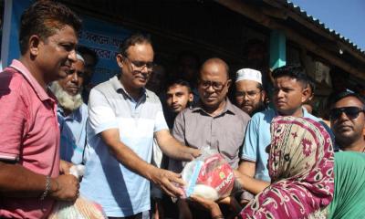 বনার্তদের মাঝে ঈদ উপহার বিতরণ করেছে সম্মিলিত সাংবাদিক সমাজ