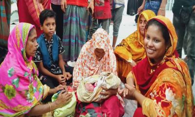 পুরস্কৃত হলো লঞ্চে জন্ম নেয়া নবজাতকের পরিবার