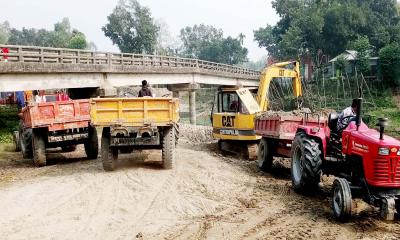 ব্রিজের গোড়ার মাটি কেটে রাস্তা সংস্কার