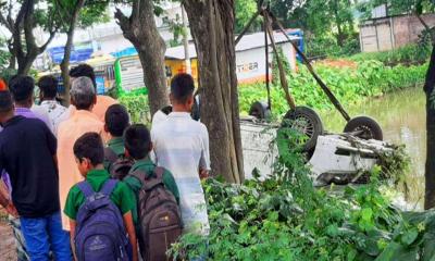 প্রাইভেটকার নিয়ন্ত্রণ হারিয়ে খাদে, স্ত্রী-শ্যালিকাসহ ভূমি কর্মকর্তা নিহত