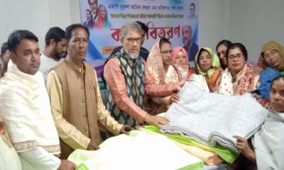 এমপির পক্ষ থেকে শীতবস্ত্র বিতরণ