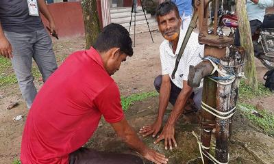 ইভিএম মেশিনে ছাপ নিতে আঙুল ঘষার হিড়িক