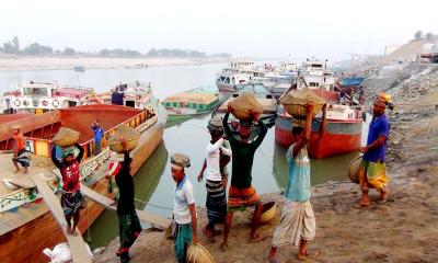 ফরিদপুর নদীবন্দরে জাহাজ চলাচল বন্ধের শঙ্কা