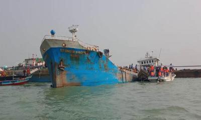 ডুবে যাওয়া জাহাজ সাতদিন পর উদ্ধার, চলছে তেল অপসারণ