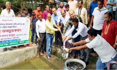 শহীদ আব্দুর রব সেরনিয়াবাত বৃদ্ধাশ্রমের পুকুরে মাছের পোনা অবমুক্ত