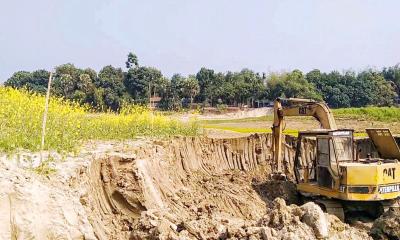 কুমারখালিতে ফসলি জমি গিলছে অবৈধ ইটভাটা