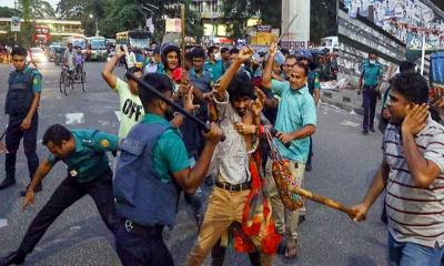 জ্বালানি তেলের মূল্যবৃদ্ধির প্রতিবাদ কর্মসূচিতে পুলিশের লাঠিচার্জ