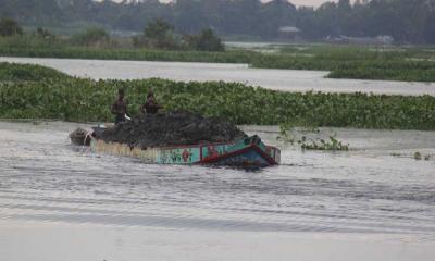 সিরাজদিখানে ফসলি জমির মাটি বিক্রি 