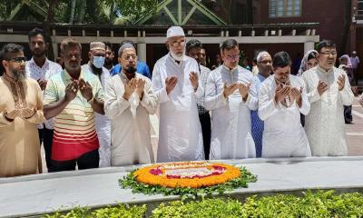 বঙ্গবন্ধুর সমাধিতে ইন্টারন্যাশনাল স্ট্যান্ডার্ড ইউনিভার্সিটি উপাচার্যের শ্রদ্ধা