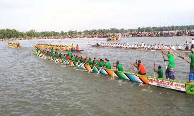 বাসুলিয়ায় নৌকাবাইচ, হাজারো মানুষের ঢল