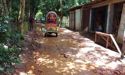 হাটহাজারীতে সড়কের বেহাল দশা, জনদুর্ভোগ