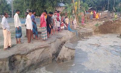 নদী গর্ভে বিলীন হচ্ছে বসতভিটা, আতঙ্কে গ্রামবাসী