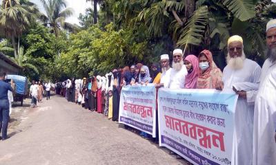 মঠবাড়িয়ায় সংযোগ খালের বাঁধ রক্ষার দাবিতে মানববন্ধন