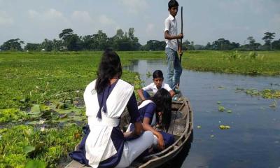 চলাচলে একমাত্র ভরসা নৌকা