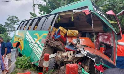 বরগুনায় বাস-ট্রাকের সংঘর্ষে আহত ১২