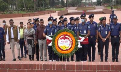 জাতীয় স্মৃতিসৌধে ঢাকা জেলার নতুন পুলিশ সুপারের শ্রদ্ধা নিবেদন