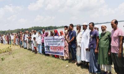 বাকেরগঞ্জে অবৈধভাবে বালু উত্তোলনের প্রতিবাদে মানববন্ধন