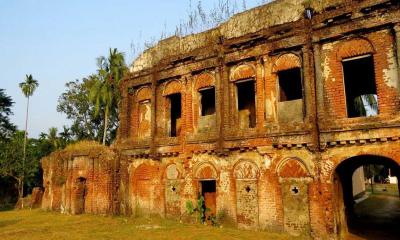 অযত্নে অবহেলায় হারিয়ে যাচ্ছে লাকুটিয়া জমিদার বাড়ি