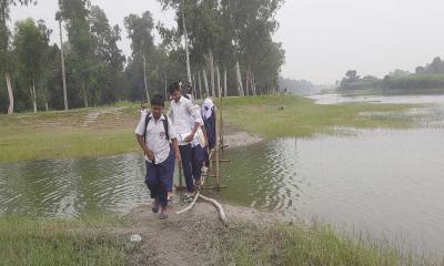 একটি সেতুর অভাবে দুর্ভোগে পাঁচ গ্রামের মানুষ