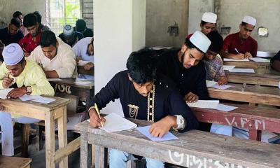 বাড়িতে বাবার লাশ রেখে পরিক্ষার হলে ছেলে