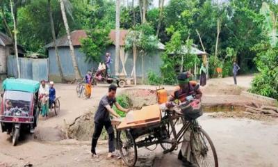 কুষ্টিয়ায় সেতুর সংযোগ সড়ক কেটে ঠিকাদার লাপাত্তা