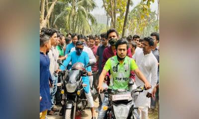 ট্রাফিক আইন ভঙ্গকারীরা দাঁড়ালেন ঢাবির নিরাপদ সড়কের সমাবেশে