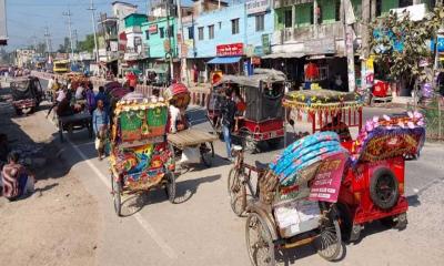 বাস বন্ধে ইজিবাইকে অতিরিক্ত ভাড়া আদায়