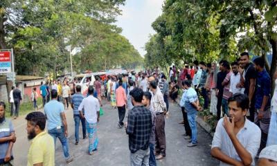 কুমিল্লায় ট্রাকচাপায় স্কুলছাত্রী মৃত্যু, মহাসড়ক অবরোধ