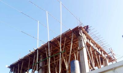 নান্দাইলে ফোরফোর্টি লাইনে প্লাস্টিক মোড়িয়ে ভবন নির্মাণ, দুর্ঘটনার শঙ্কা