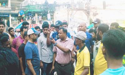 কুমিল্লা সিটি কর্পোরেশনের উদ্যোগে ফুটপাত উচ্ছেদ অভিযান