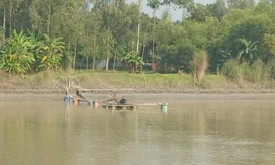 ড্রেজার দিয়ে বালু উত্তোলনের প্রতিবাদে মানববন্ধন