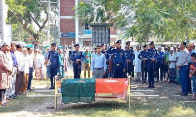 হরিরামপুরে রাষ্ট্রীয় মর্যাদায় মুক্তিযোদ্ধা আতাউর রহমানের দাফন