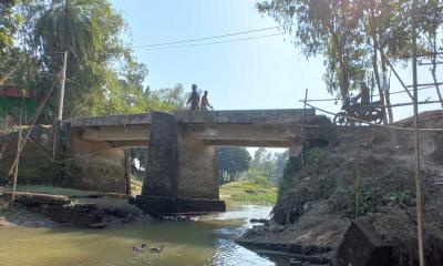 ঝুঁকি নিয়ে ব্রিজ পারাপার