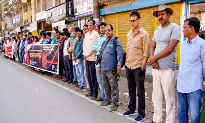 গাইবান্ধায় কবি সরোজ দেবের ওপর হামলার প্রতিবাদে মানববন্ধন