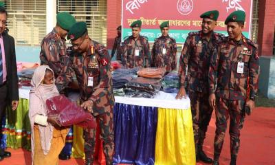 নেত্রকোনায় দুঃস্থদের মাঝে শীত বস্ত্র বিতরণ