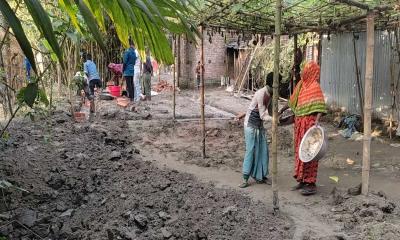 গাইবান্ধায় মেম্বরের বাড়িতে মাটি কাটছে সরকারি প্রকল্পের শ্রমিক