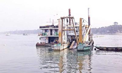 বরিশালে নদীর ড্রেজিংয়ের বালু ফের নদীতে