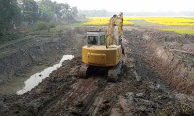 হরিরামপুরে রাতের আঁধারে কাটা হচ্ছে ফসলি জমির মাটি