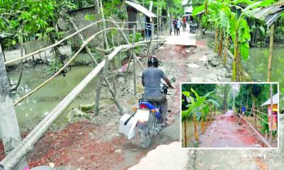 বরিশালে রাস্তার উপর সাঁকো