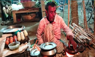 কিশোরগঞ্জের ফুটপাতে পিঠা বিক্রির ধুম