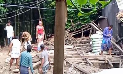 মঠবাড়িয়ায় বসত ঘর গুড়িয়ে দিল প্রতিপক্ষরা