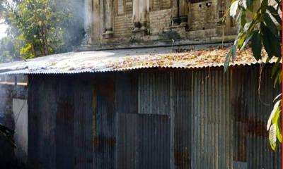নলছিটিতে সরকারি জমি দখল করে অবৈধ স্থাপনা নির্মাণ