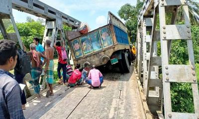 নাগরপুরে বেইলি ব্রিজ ভেঙ্গে যানচলাচল বন্ধ