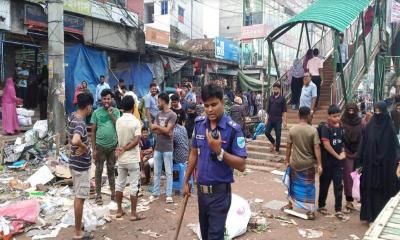 আশুলিয়ায় ফুটপাতের অবৈধ স্থাপনা উচ্ছেদ